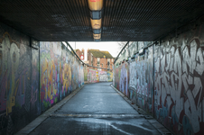 825709 Gezicht in de fietstunnel onder het Westplein te Utrecht, uit het zuiden, met op de wanden graffiti.N.B. De ...